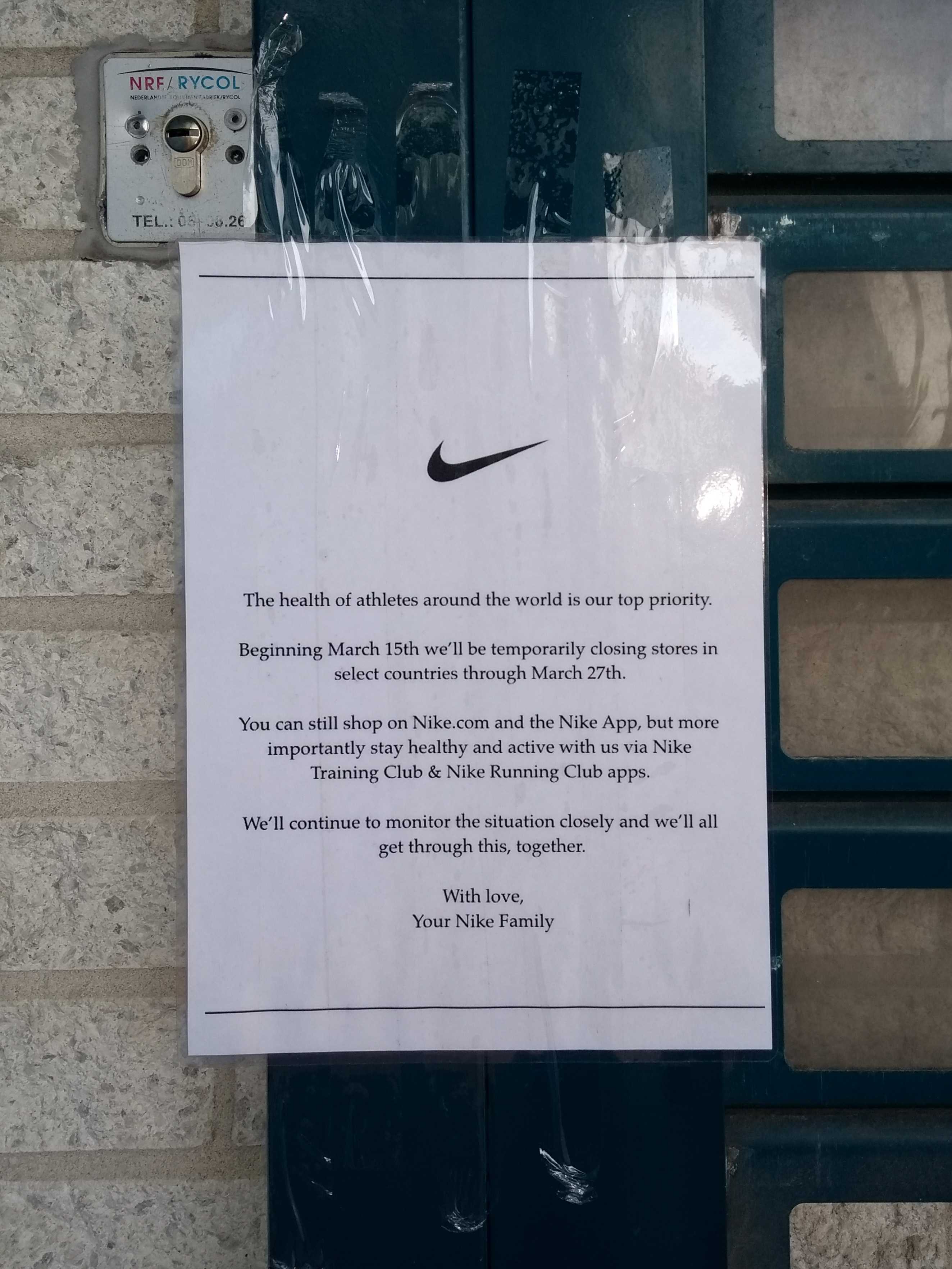 nike-clearance-store-due-to-covid-19-documenting-the-signs-of-the